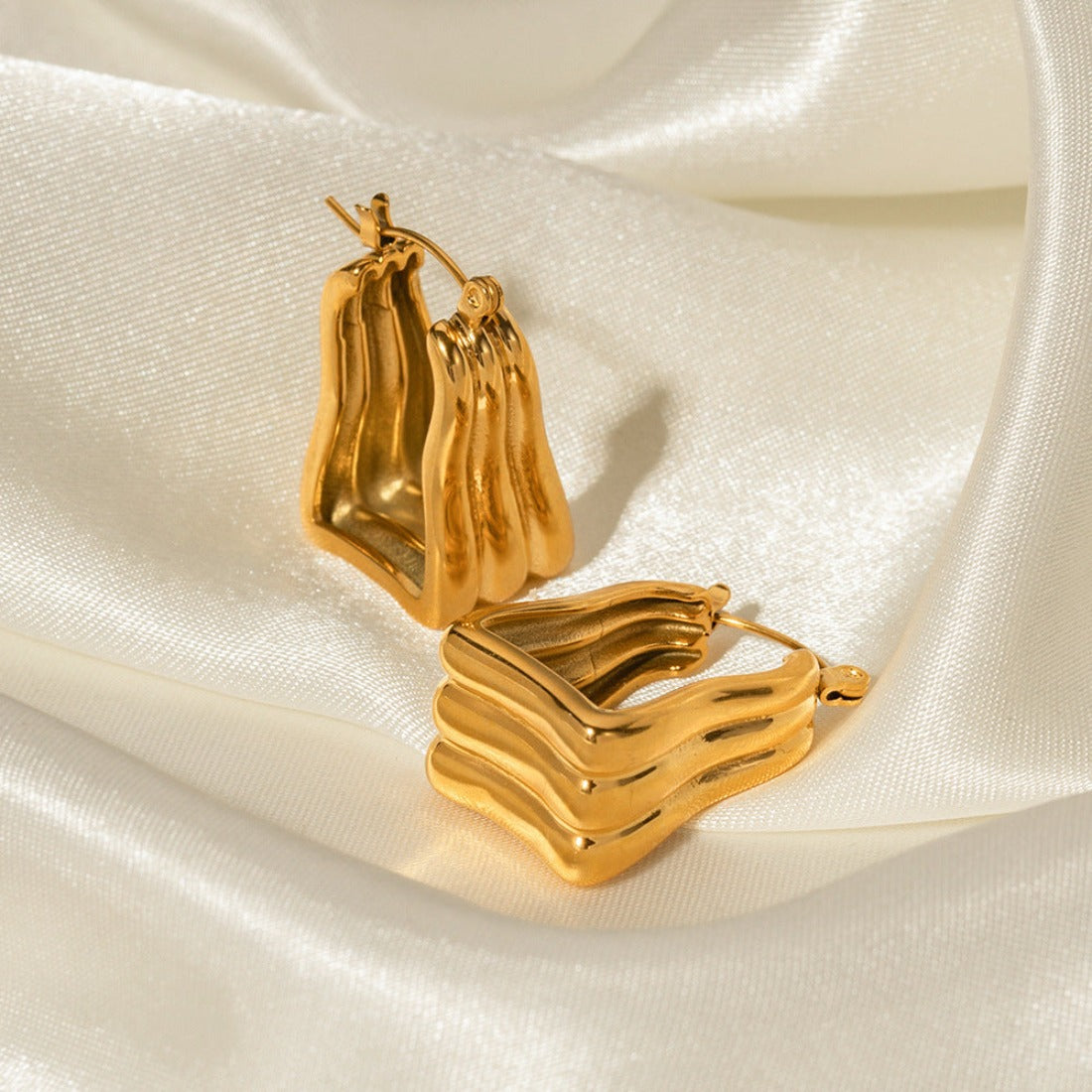 18K gold nuggets earrings three-dimensional triangular stripe